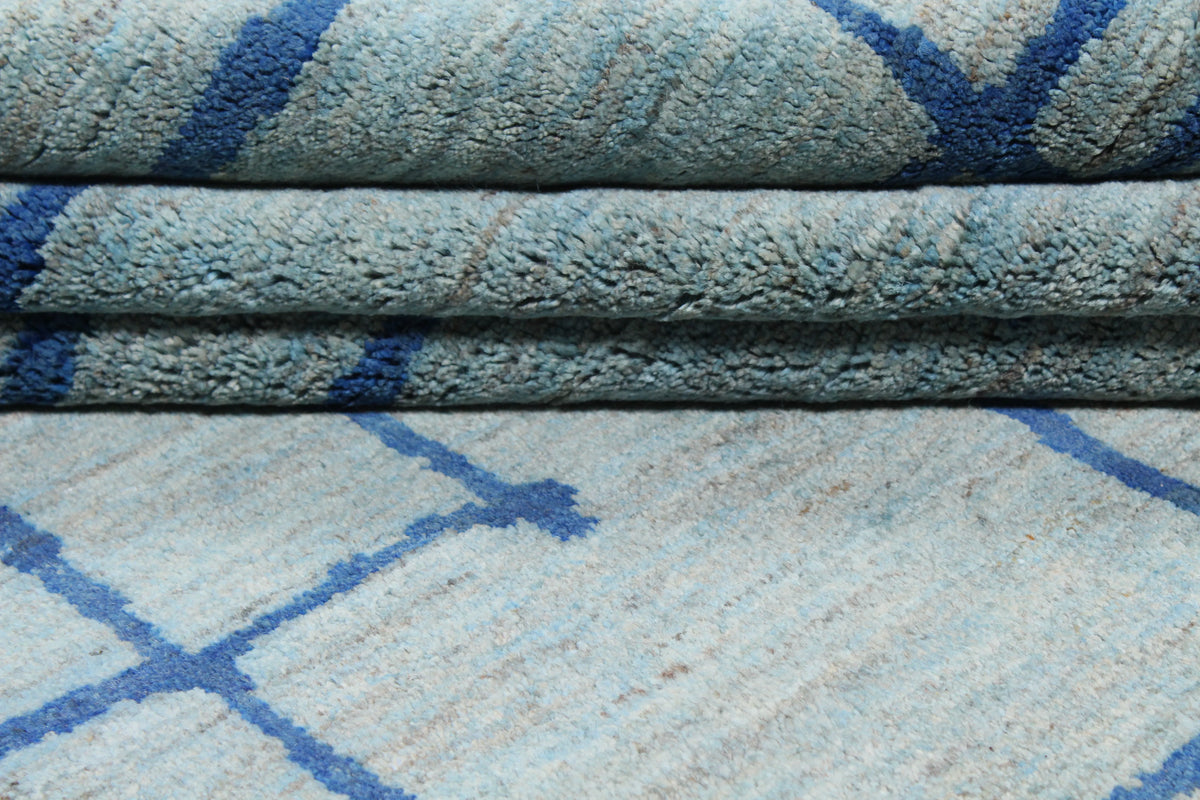 Hellblauer Orientteppich mit grafischen Linien, 322 × 245 cm – Produktansicht 9