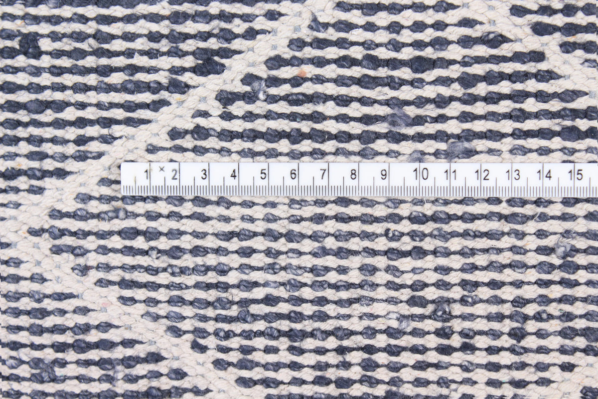 Blauer Orientteppich mit feinem Rautengitter, 300 × 238 cm – Produktansicht 6