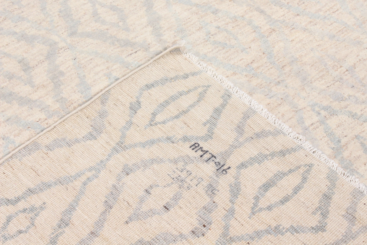 Beiger Orientteppich mit grauem Rautenmuster, 306 × 235 cm – Originalaufnahme 5