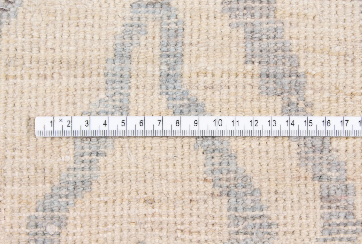 Beiger Orientteppich mit grauem Rautenmuster, 306 × 235 cm – Originalaufnahme 6